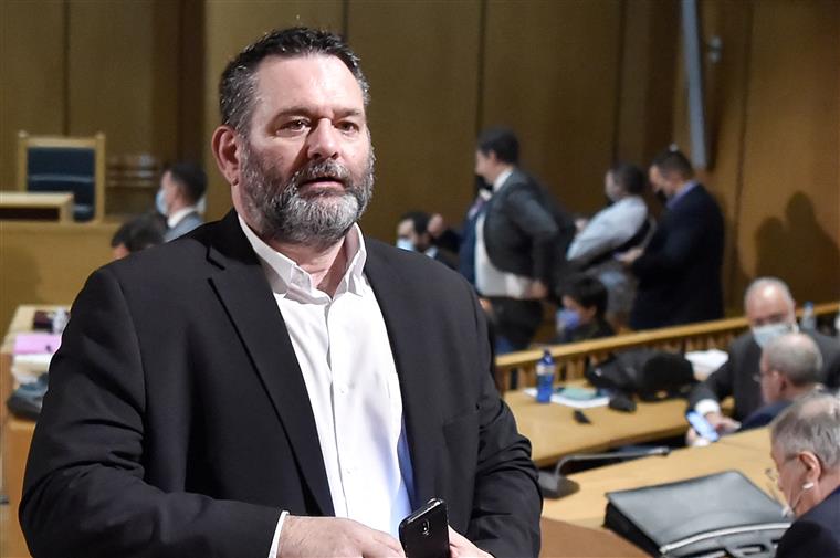 Detido eurodeputado grego ex-membro de partido neonazi por dirigir organização criminosa