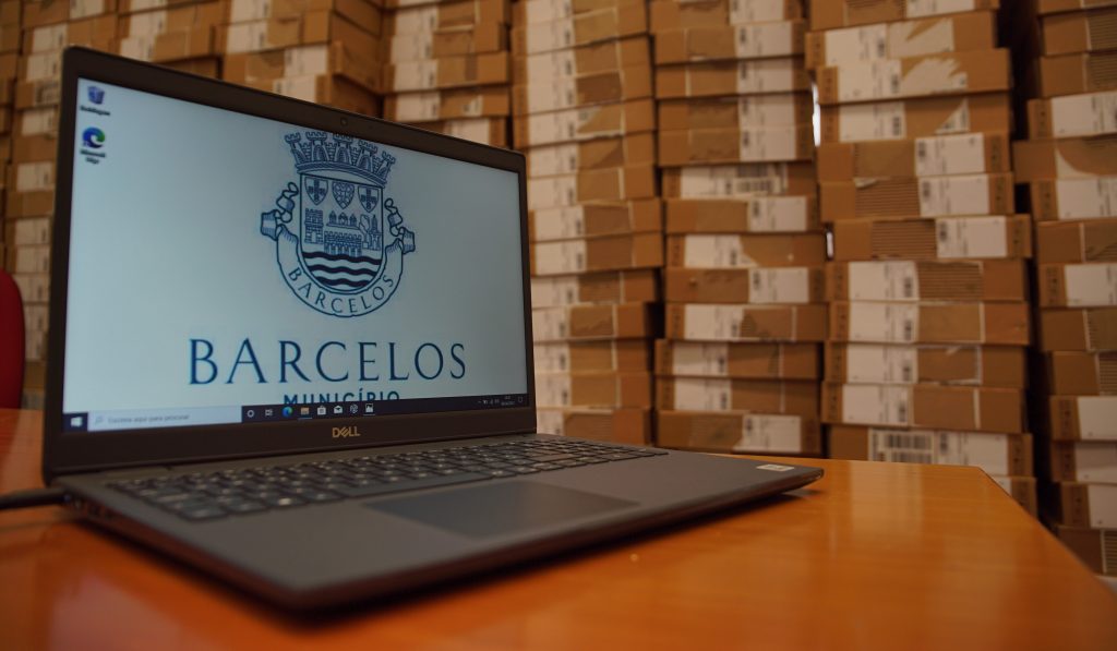 Câmara de Barcelos compra 600 computadores para alunos carenciados