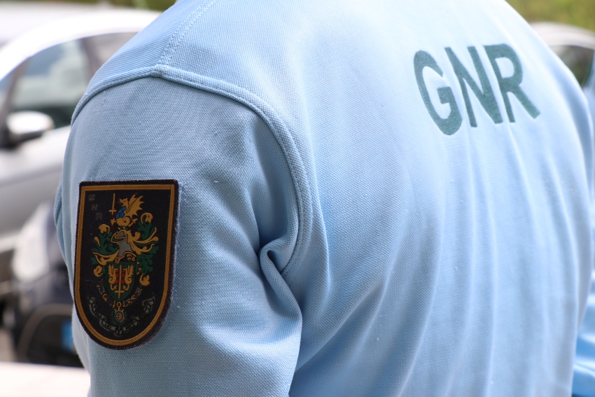 GNR apreende material para roubar carros e detém dois homens em Guimarães