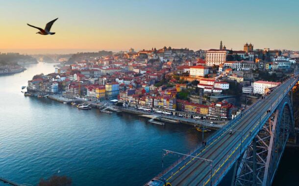 Porto em segundo entre os 10 melhores destinos do mundo para mulheres que viajam sozinhas