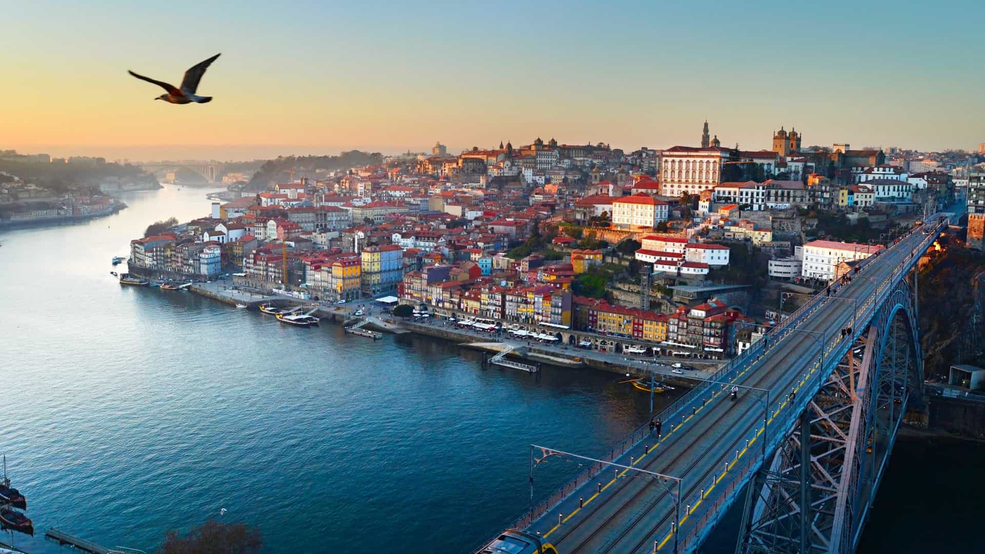 Porto em segundo entre os 10 melhores destinos do mundo para mulheres que viajam sozinhas