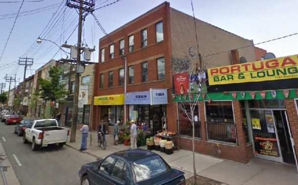 Associação de Toronto, Canadá, leva Galo de Barcelos de três metros para revitalizar pequeno comércio