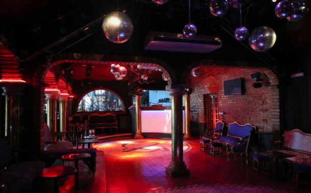 Bares e discotecas continuam fechados até final de Agosto