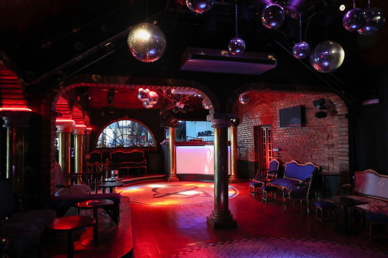 Bares e discotecas continuam fechados até final de Agosto