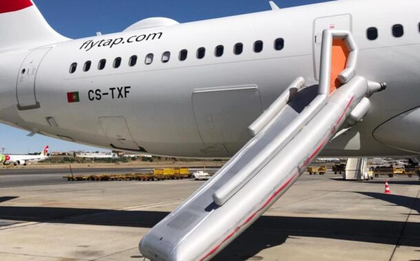 Passageiro de voo Lisboa-Acra abre porta do avião e faz disparar manga de emergência