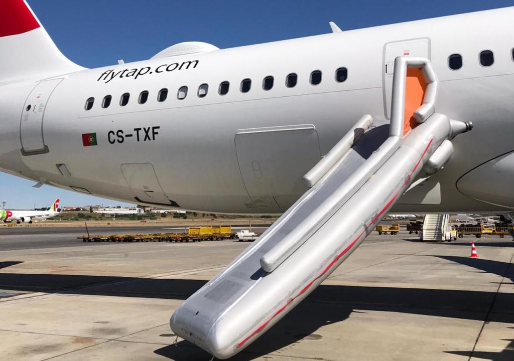 Passageiro de voo Lisboa-Acra abre porta do avião e faz disparar manga de emergência