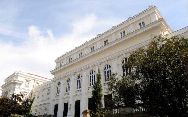 Professor não entrega enunciado de exame a aluna por esta estar “muito destapada”