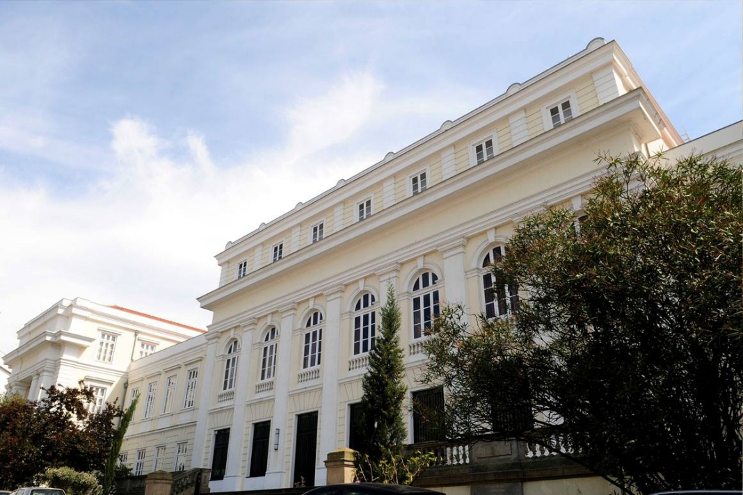 Professor não entrega enunciado de exame a aluna por esta estar “muito destapada”
