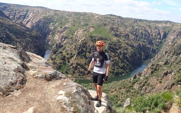 Tony Soares pela Grande Rota do Douro Internacional entre cães, paisagens que alimentam a alma e bike embalada em sacos de lixo