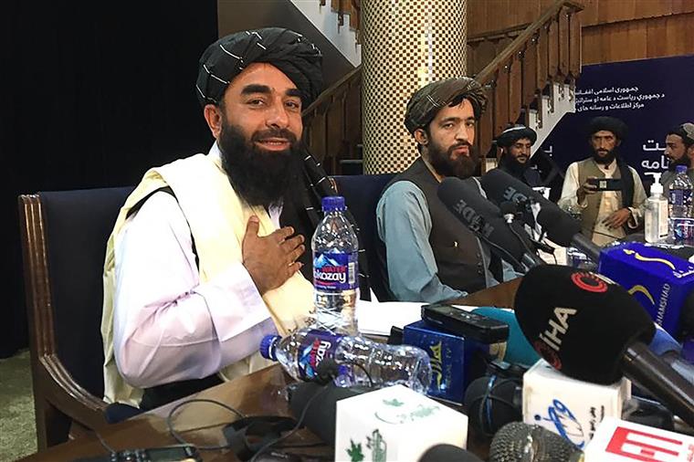“Ninguém vai sofrer vingança” e as mulheres “serão respeitadas” na “moldura do Islão”, dizem os taliban