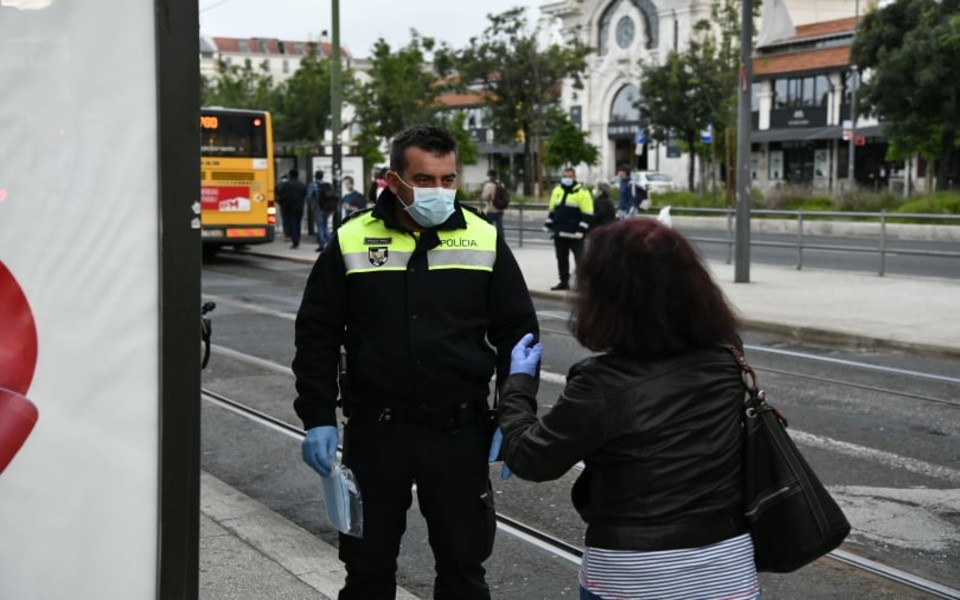 Polícias passaram mais de quatro mil multas a quem não estava a usar máscara na rua