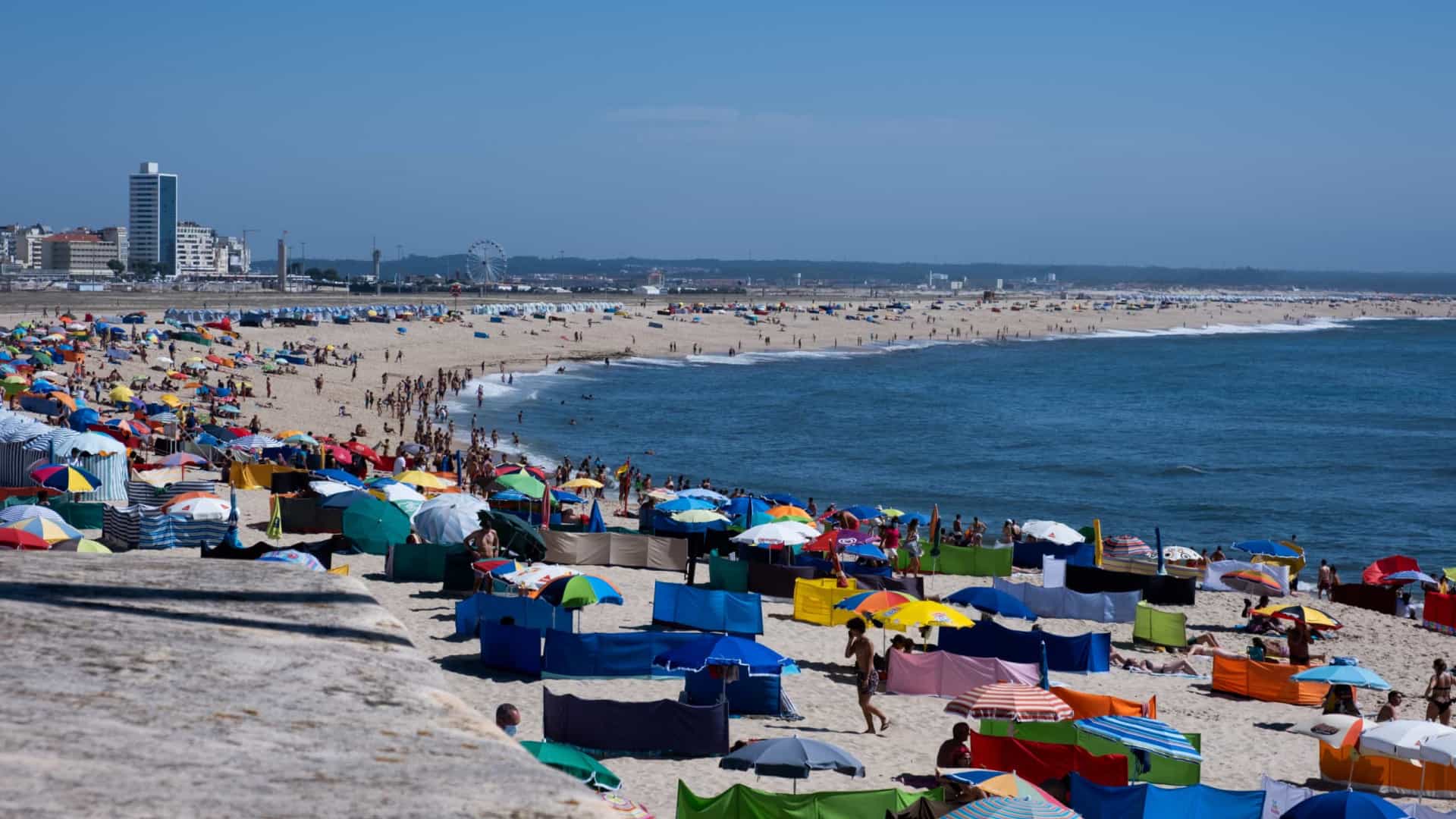 Covid-19. Mais de 27 mil acções nas praias e perto de 90 multas aplicadas