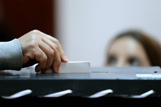 Eleitora recusa-se votar de máscara em Lisboa. CNE permitiu