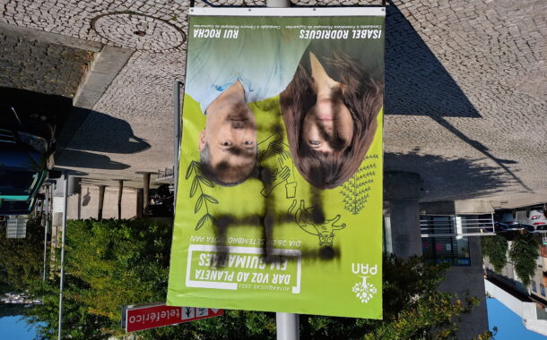 Autárquicas. Cartaz do PAN vandalizado em Guimarães