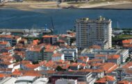 Máquina tritura prédio Coutinho em Viana do Castelo