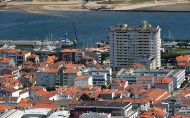 Máquina tritura prédio Coutinho em Viana do Castelo