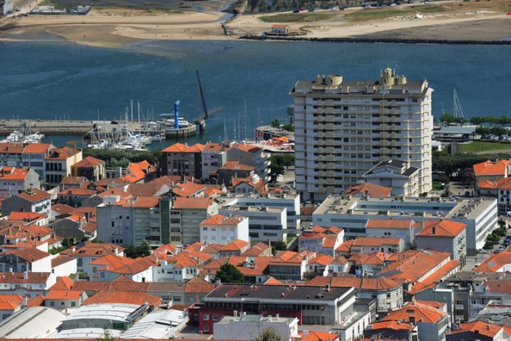 Máquina tritura prédio Coutinho em Viana do Castelo
