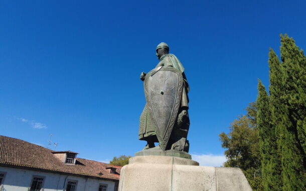 Estátua de D. Afonso Henriques em Guimarães (novamente) sem espada após acto de vandalismo