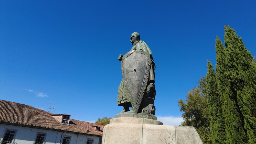 Estátua de D. Afonso Henriques em Guimarães (novamente) sem espada após acto de vandalismo