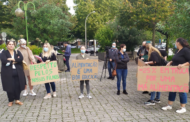 Bárbara Barros junta-se a protesto contra ao fim das refeições preparadas pela amas de Braga a crianças a seu cargo