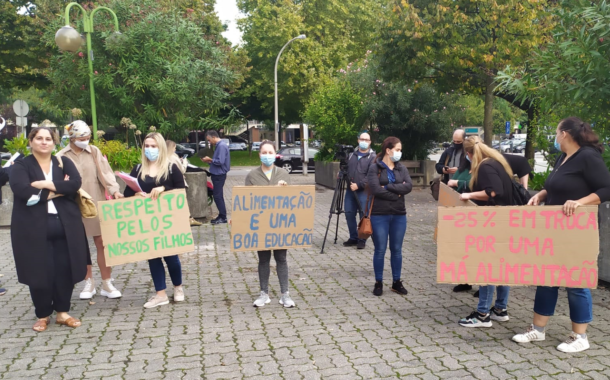 Bárbara Barros junta-se a protesto contra ao fim das refeições preparadas pela amas de Braga a crianças a seu cargo