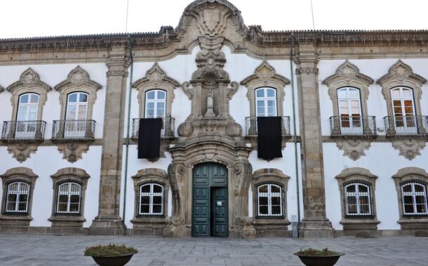 Braga assinala Dia para a Eliminação da Violência contra as Mulheres com panos pretos