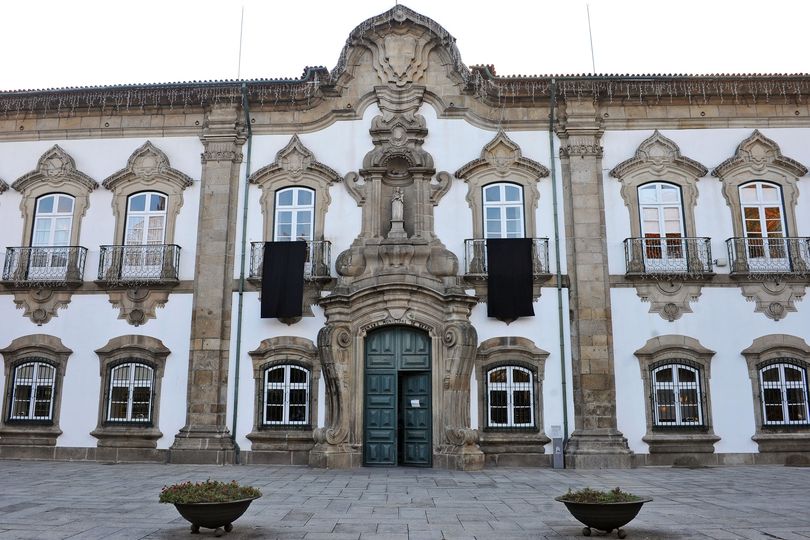 Braga assinala Dia para a Eliminação da Violência contra as Mulheres com panos pretos
