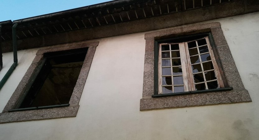 Homem encontrado morto num incêndio em edifício no centro histórico de Guimarães