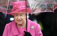 Isabel II cancela ida à missa e almoço para evitar que covid-19 estrague Natal em família