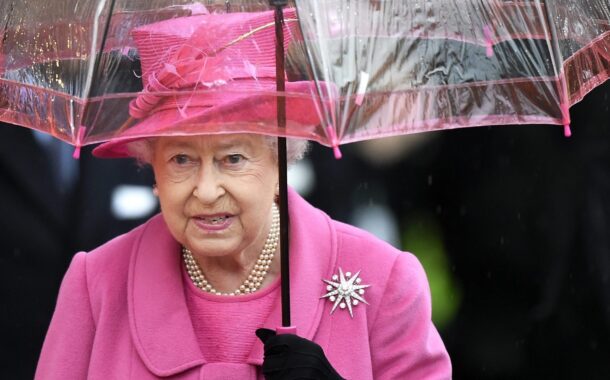 Isabel II cancela ida à missa e almoço para evitar que covid-19 estrague Natal em família