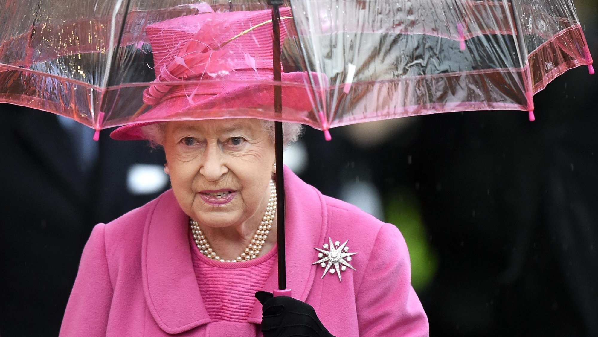 Isabel II cancela ida à missa e almoço para evitar que covid-19 estrague Natal em família