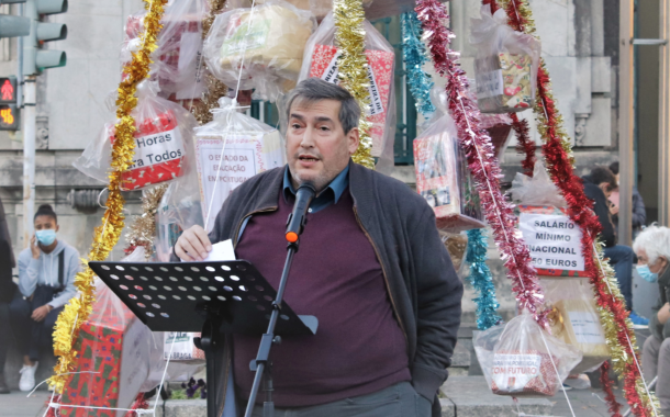 Árvore de Natal de reivindicações da União de Sindicatos decora centro de Braga.