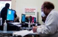 Dentista italiano apresenta braço falso para vacinar e conseguir certificado