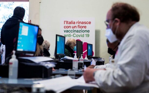 Dentista italiano apresenta braço falso para vacinar e conseguir certificado