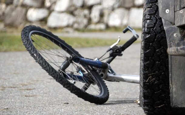 Colisão entre carro e bicicleta faz ferido grave e corta EN 13 em Valença
