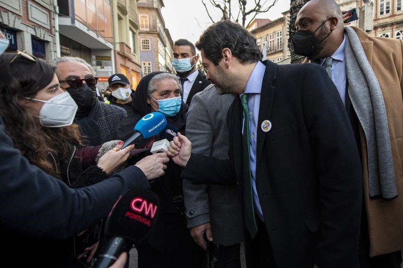 LEGISLATIVAS. André Ventura ouve, em Braga, Fátima a pedir para “deixar de ser racista” com os ciganos