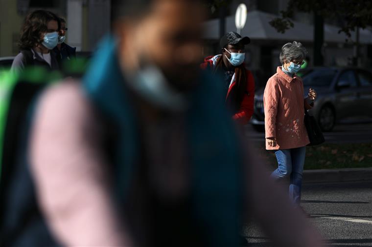Portugueses imunizados no fim da actual vaga, conclui estudo do Instituto Superior Técnico