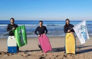 LEGISLATIVAS. Rafael Pinto pratica bodyboard na companhia de crianças com trissomia21