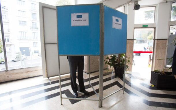 Mais de 69 mil membros das mesas de voto convocados para receber reforço da vacina