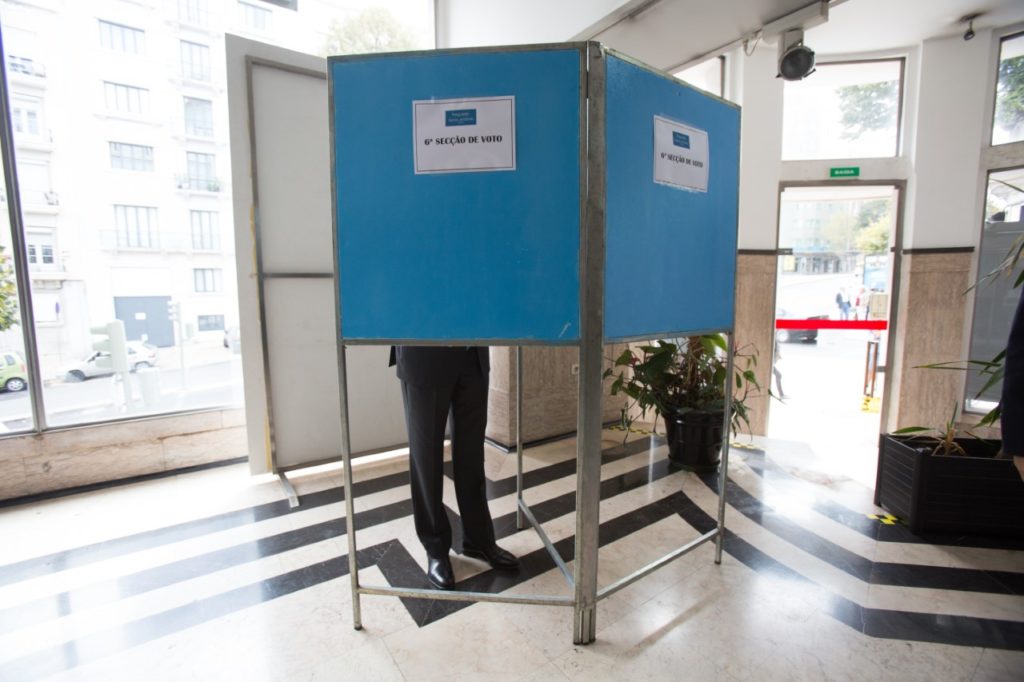 Mais de 69 mil membros das mesas de voto convocados para receber reforço da vacina