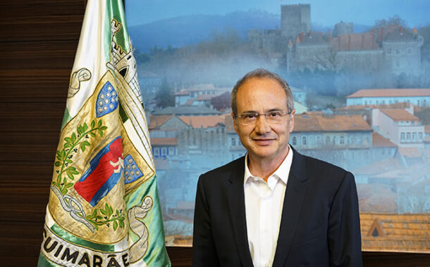 Presidente da Câmara de Guimarães infectado presente na inauguração do Teatro Jordão por streaming