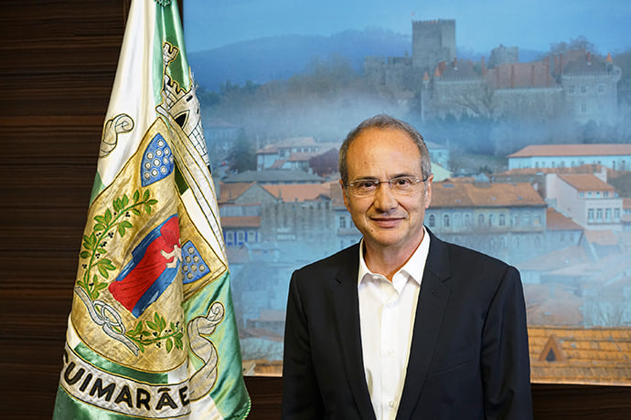 Presidente da Câmara de Guimarães infectado presente na inauguração do Teatro Jordão por streaming