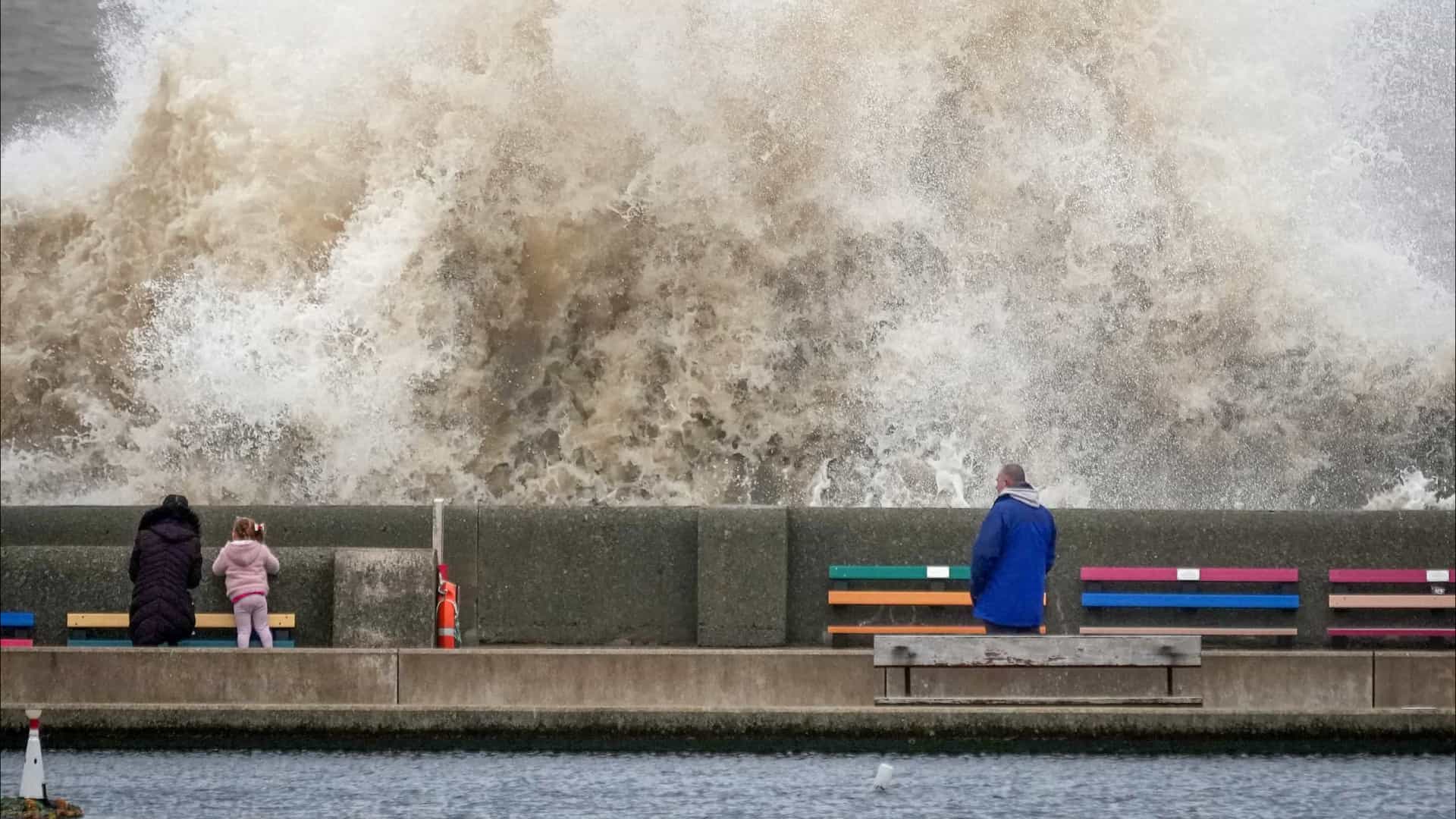 Tempestade Eunice já fez 16 mortos na Europa