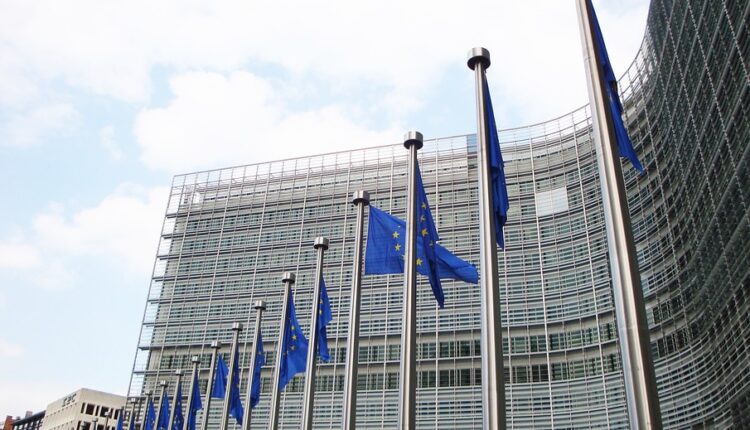 Bruxelas quer revogar “imediatamente” os passaportes dourados e pede maior controlo de vistos