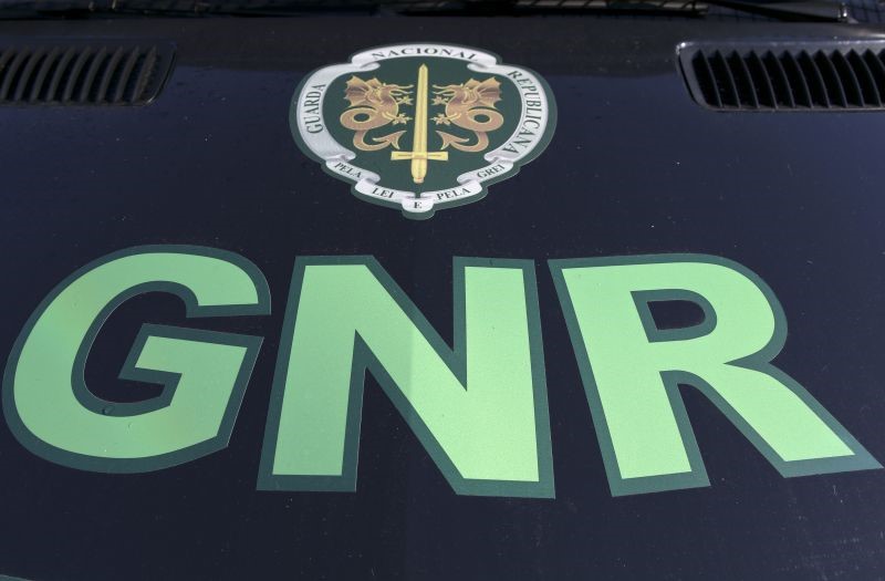 Saíram em liberdade jovens que feriram GNR à facada