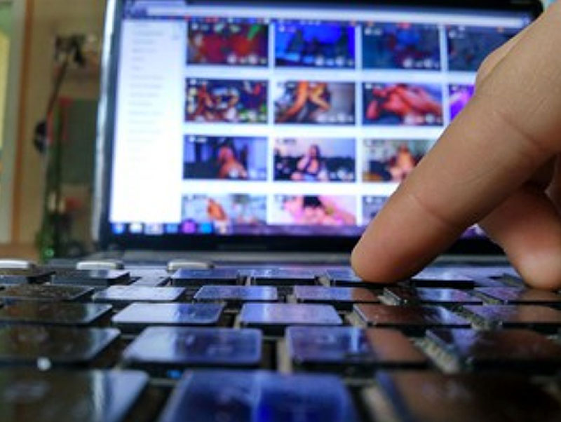 Dois homens acusados de mais de 42 mil crimes de pornografia de menores