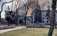 Rússia bombardeia teatro de Mariupol onde estavam centenas de civis