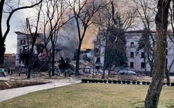 Rússia bombardeia teatro de Mariupol onde estavam centenas de civis