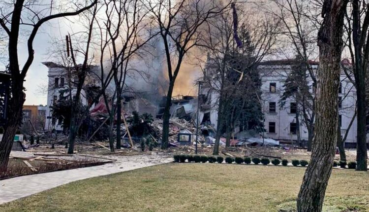 Rússia bombardeia teatro de Mariupol onde estavam centenas de civis