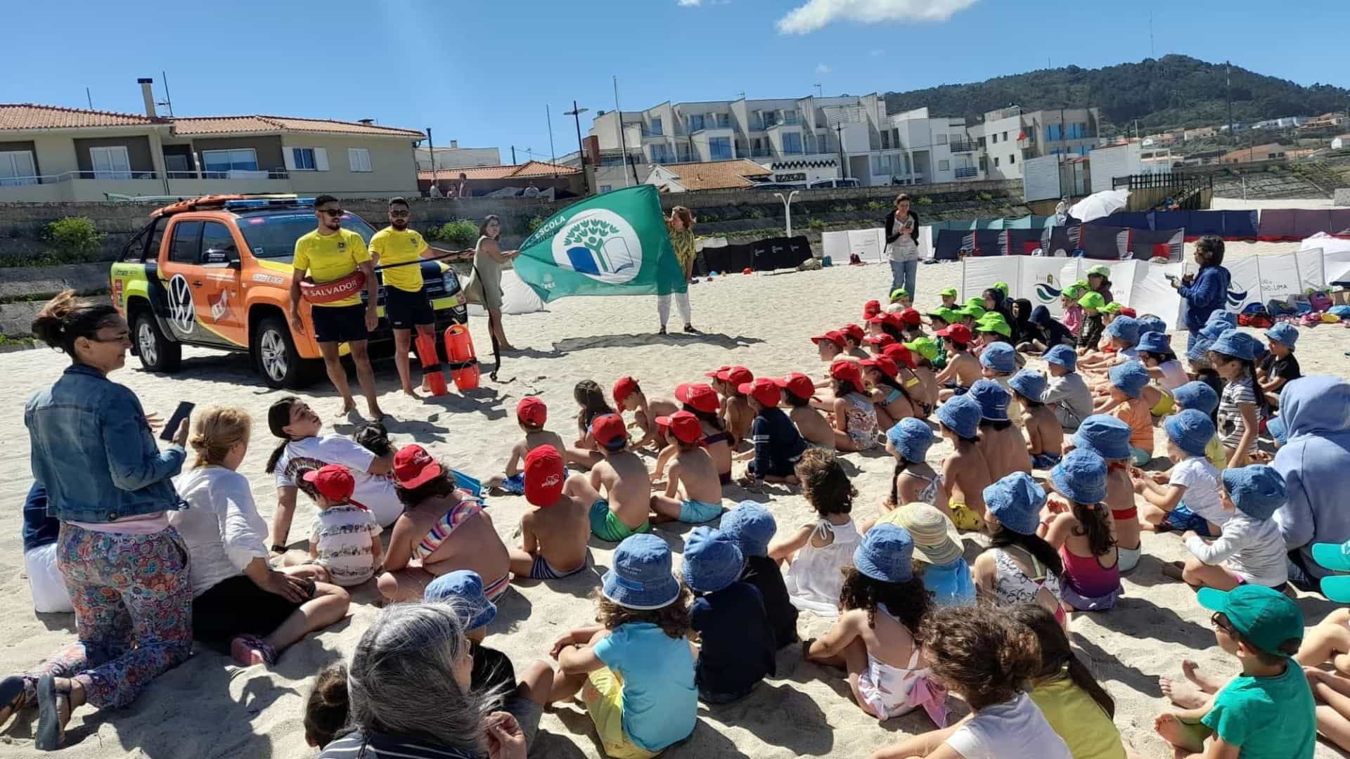 Grupo de 130 crianças assistem a palestra na praia em Caminha